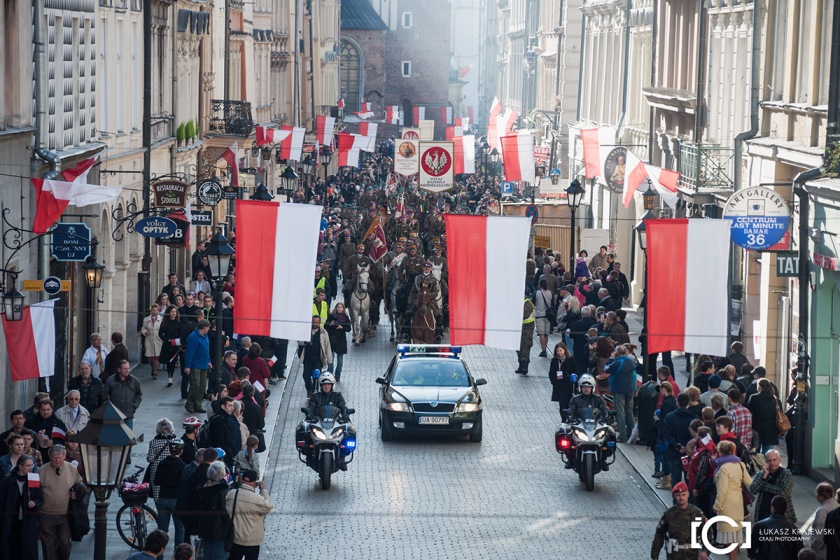 Patriotyczny marsz , ktory ruszyl spod Wawelu po mszy w Bazylice , Krakow .