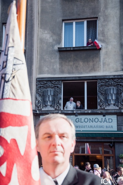 Patriotyczny marsz , ktory ruszyl spod Wawelu po mszy w Bazylice , Krakow .